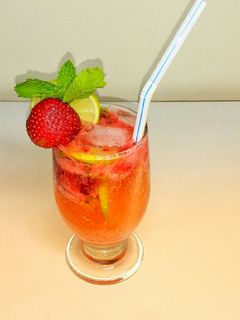 স্ট্রবেরি লেমোনেড (strawberry lemonade recipe in Bengali) রেসিপির প্রধান ছবি