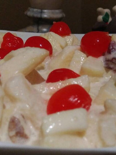 Una foto de Ensalada de manzana navideña