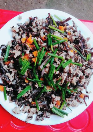Hình của món Thịt băm xào cà rốt mộc nhĩ.
