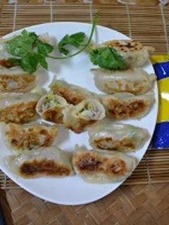動手做點心~豬肉毛豆起司煎餃 的食譜成品照片