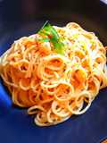 Spaghetti con atún y gambas