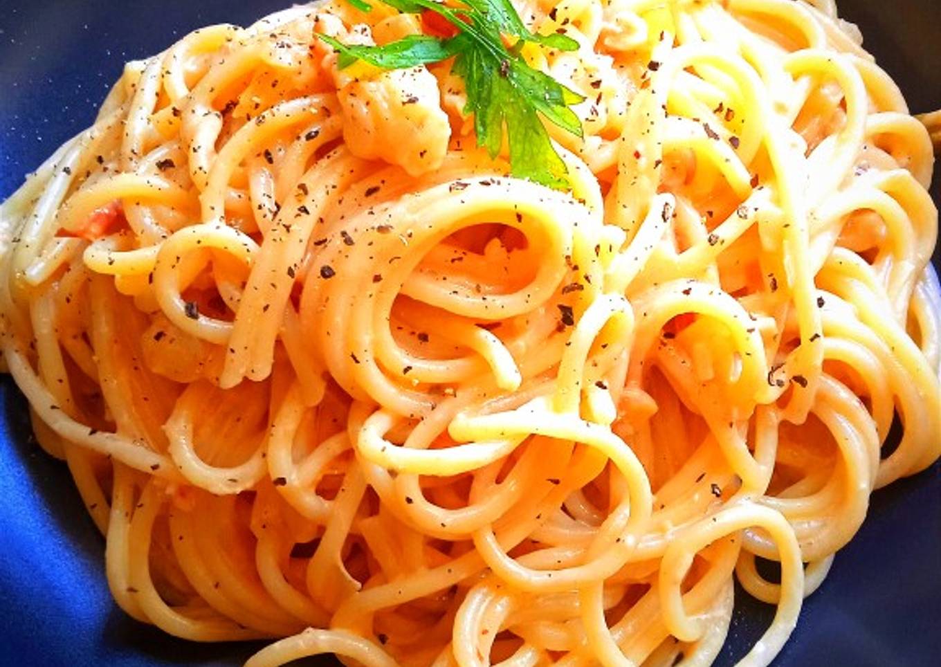 Spaghetti con atún y gambas