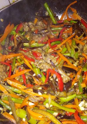 Una foto de Fideos con verduras salteadas