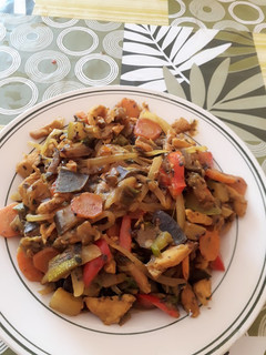 Una foto de Pollo con verduras salteadas en mantequilla y cúrcuma