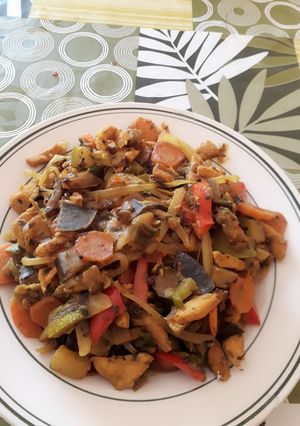 Una foto de Pollo con verduras salteadas en mantequilla y cúrcuma
