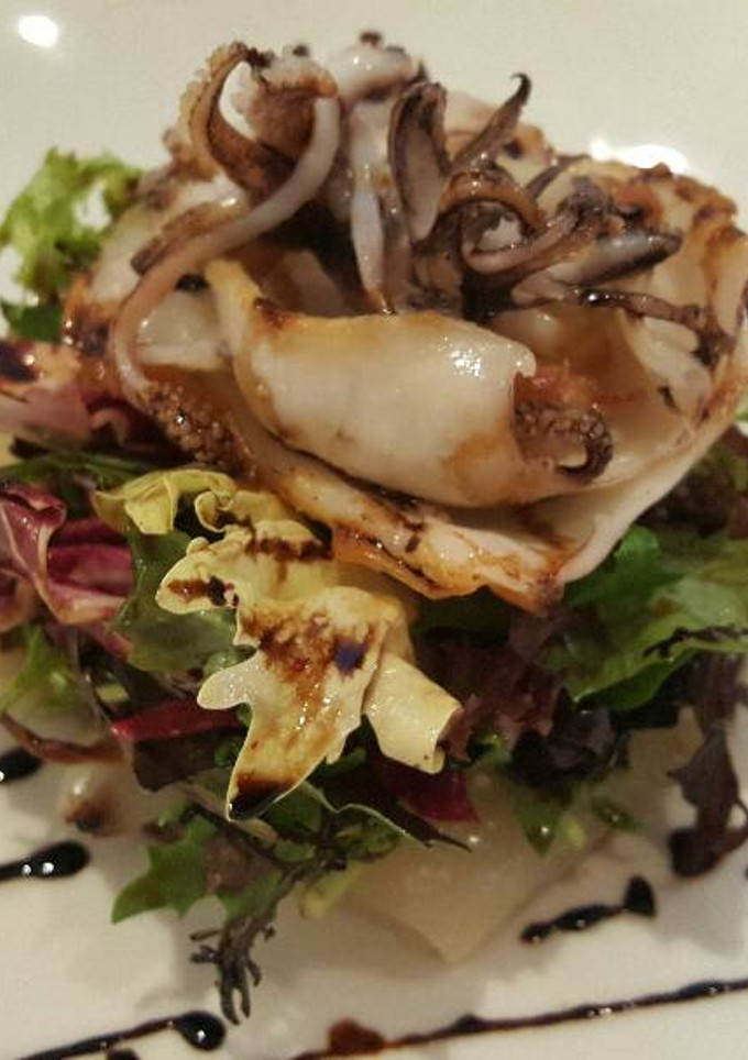 Una foto de Ensalada de calamar y cebolla