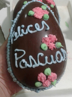 Una foto de Glasé real para decorar huevos de chocolate de pascua