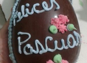 Una foto de Glasé real para decorar huevos de chocolate de pascua