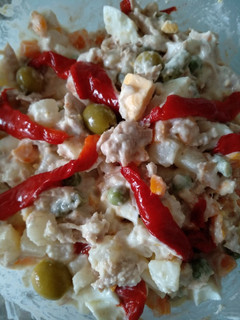 Una foto de Ensaladilla con bonito y aceitunas