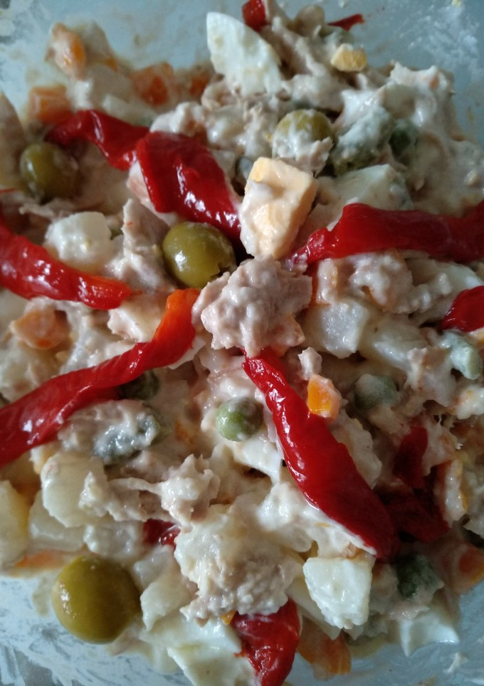 Una foto de Ensaladilla con bonito y aceitunas