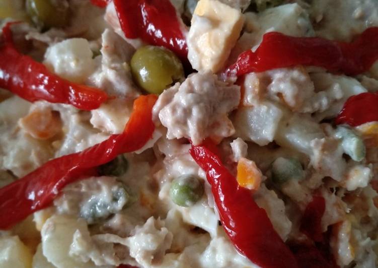 Ensaladilla con bonito y aceitunas