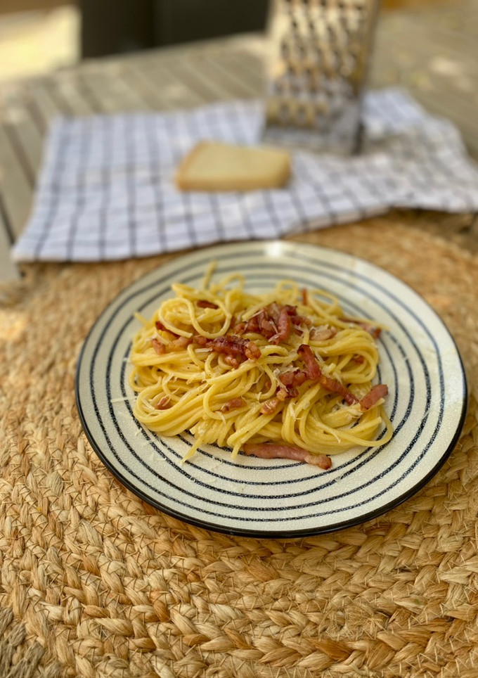 Una foto de Espaguetis carbonara sin nata