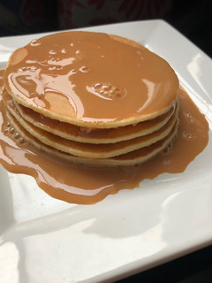 Una foto de Hot Cakes con salsa de Dulce de leche
