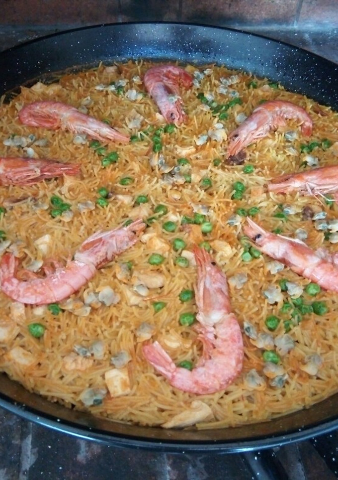 Una foto de Fideuá con gambones y potón