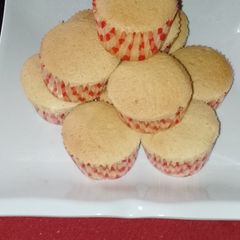 A picture of Soft and fluffy vanilla cupcakes 😋.