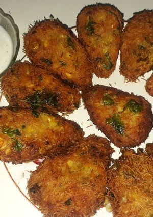 A picture of Corn potato tikkis in tear drop shape.
