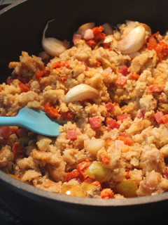 Una foto de Migas con jamón, chorizo y peras