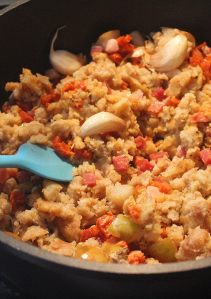 Una foto de Migas con jamón, chorizo y peras