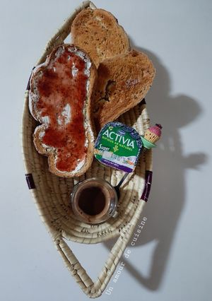 Une photo de Tartines de pain toastés à la confiture de fraises maison ☕