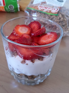 Una foto de Postre de yoghurt 😍