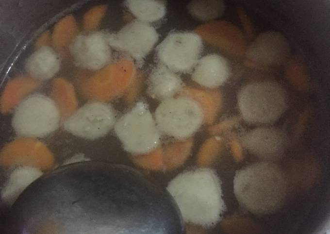 Cara Gampang Menyajikan Sup Daging Sapi dengan Bakso &amp; Wortel yang Lezat Sekali