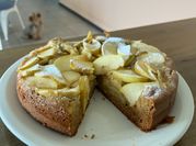 Una foto de torta de manzana con miel