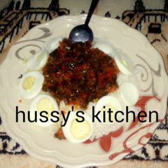 A picture of White rice nd green onion sauce with boiled egg.