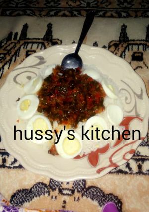A picture of White rice nd green onion sauce with boiled egg.