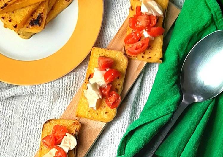 Bruschette di polenta alla caprese