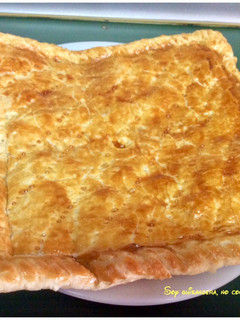Una foto de Empanada de hojaldre rellena de salsa boloñesa vegana