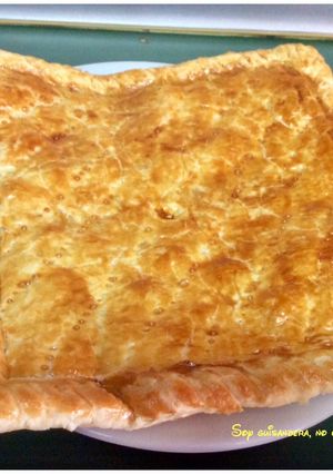 Una foto de Empanada de hojaldre rellena de salsa boloñesa vegana