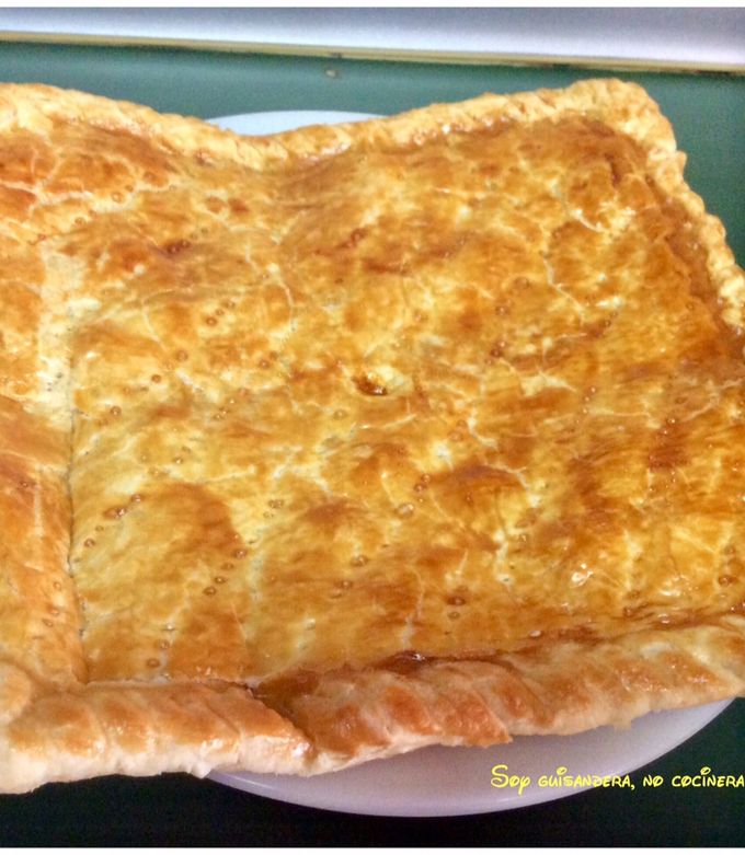 Foto principal de Empanada de hojaldre rellena de salsa boloñesa vegana
