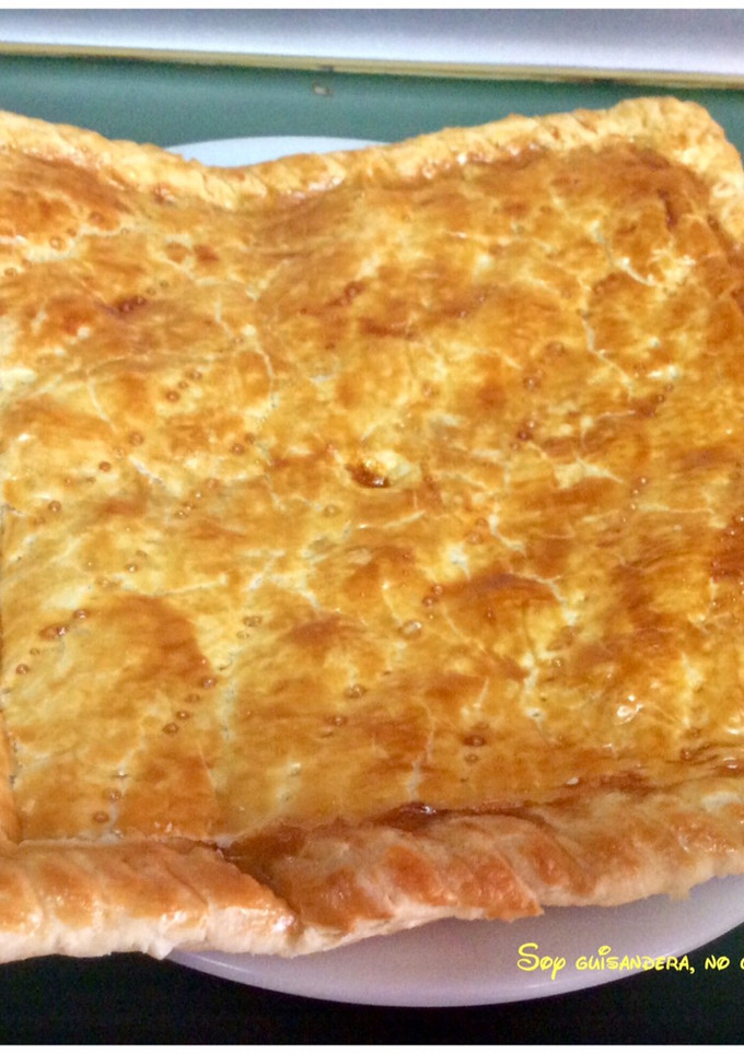 Una foto de Empanada de hojaldre rellena de salsa boloñesa vegana