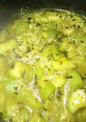 गिलकी विथ लहसुन तड़का रेसिपी मुख्य फोटो