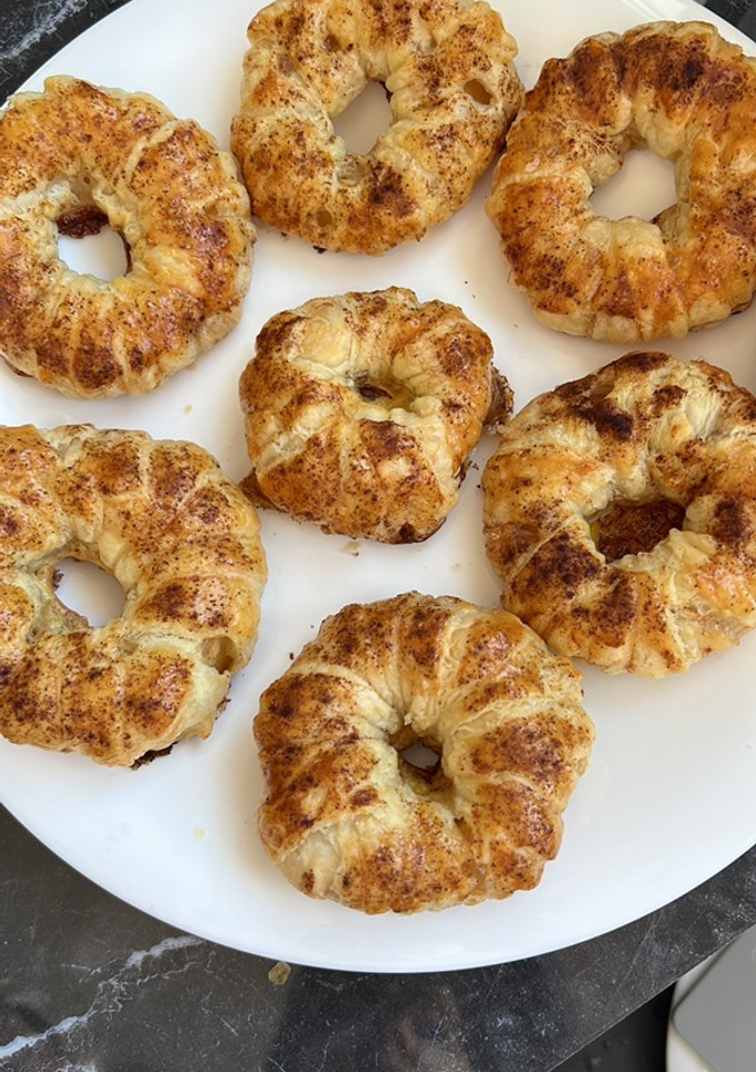 Una foto de Donuts de hojaldre y Manzana