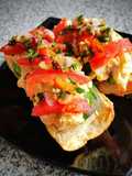 Brusquetas con palta, huevo y tomate