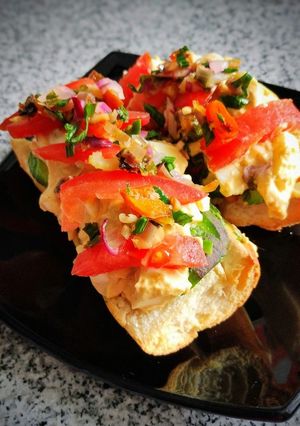 Una foto de Brusquetas con palta, huevo y tomate
