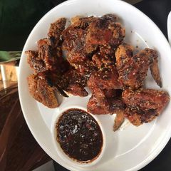 Crunchy crispy spiced chicken wings A picture of Crunchy crispy spiced chicken wings.