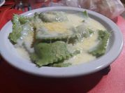 Una foto de raviolis de espinaca