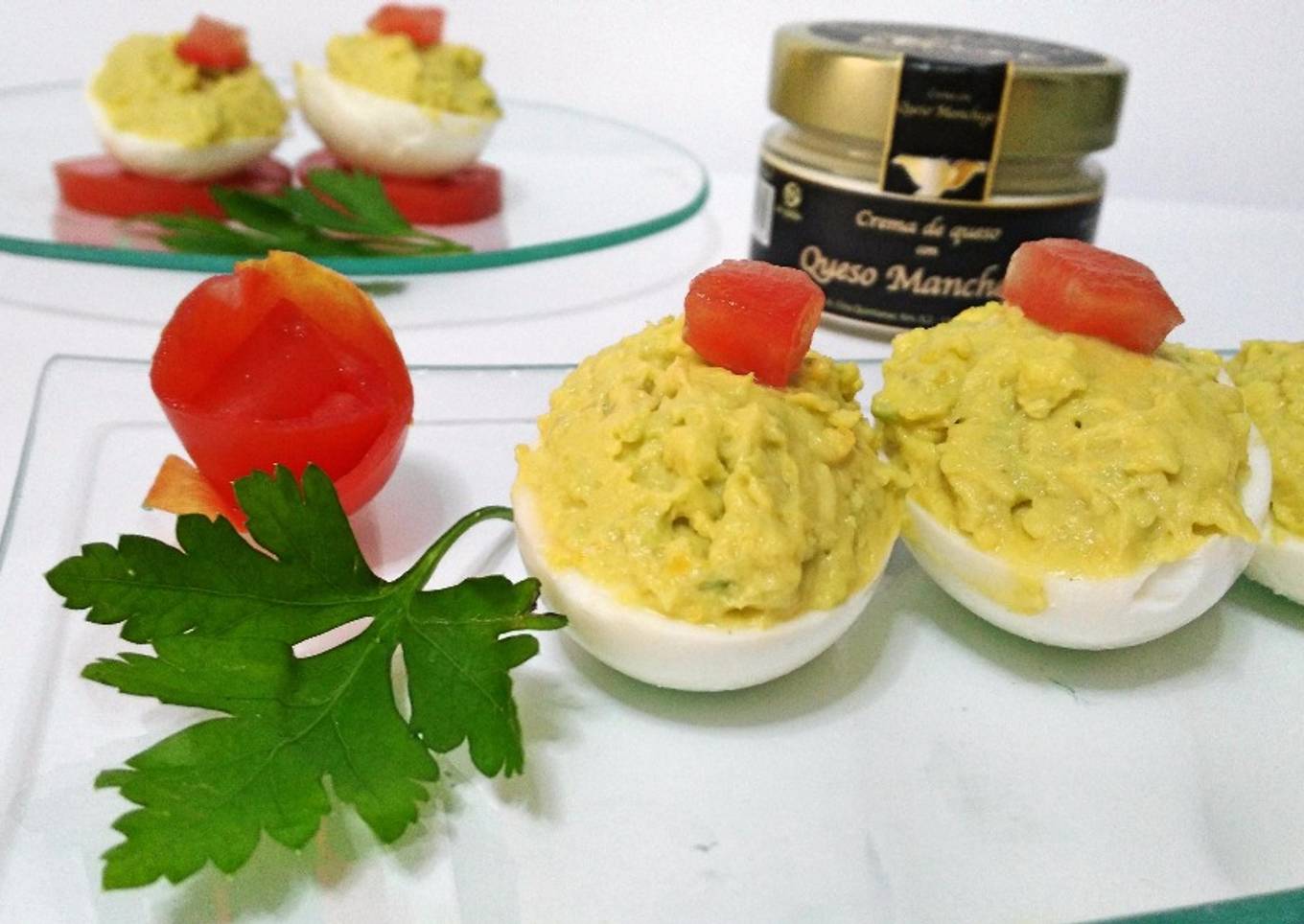 Huevos rellenos con crema de queso manchego y aguacate