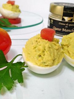 Una foto de Huevos rellenos con crema de queso manchego y aguacate