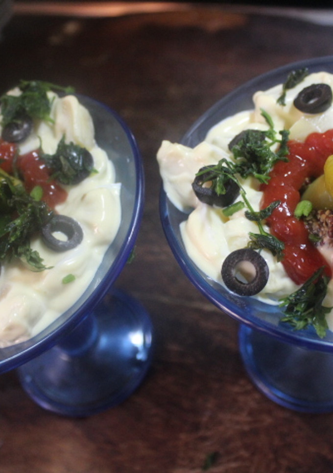 Una foto de Copas de ensalada de patatas y huevos duros
