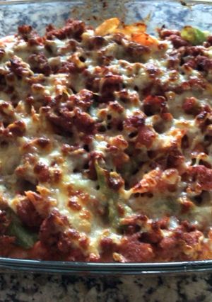 Una foto de Macarrones con boloñesa de pollo y salchichas