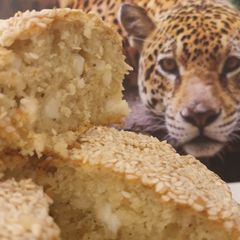 A picture of Hellim Cake.