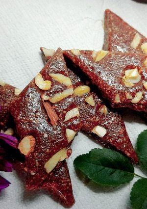 शेंगदाणा चिक्की (shengdana chikki recipe in marathi) रेसिपी चे मुख्य फोटो 