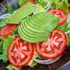 Una foto de Ensalada lechuga, 🥑, 🍅, 🧅