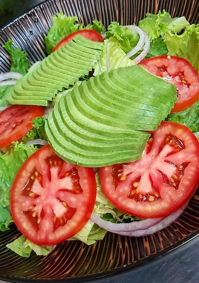 Una foto de Ensalada lechuga, 🥑, 🍅, 🧅
