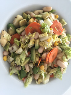 Una foto de Ensalada de alubias blancas de verano