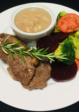 Una foto de Picanha a la Parrilla con Ensalada y Frijoles!