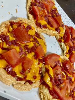 Una foto de Mini pizzas con queso cheddar SIN MASA, SIN HARINAS